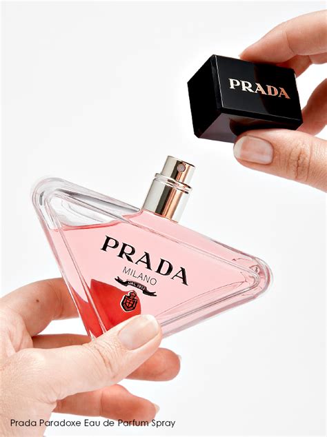 what does prada smell like.